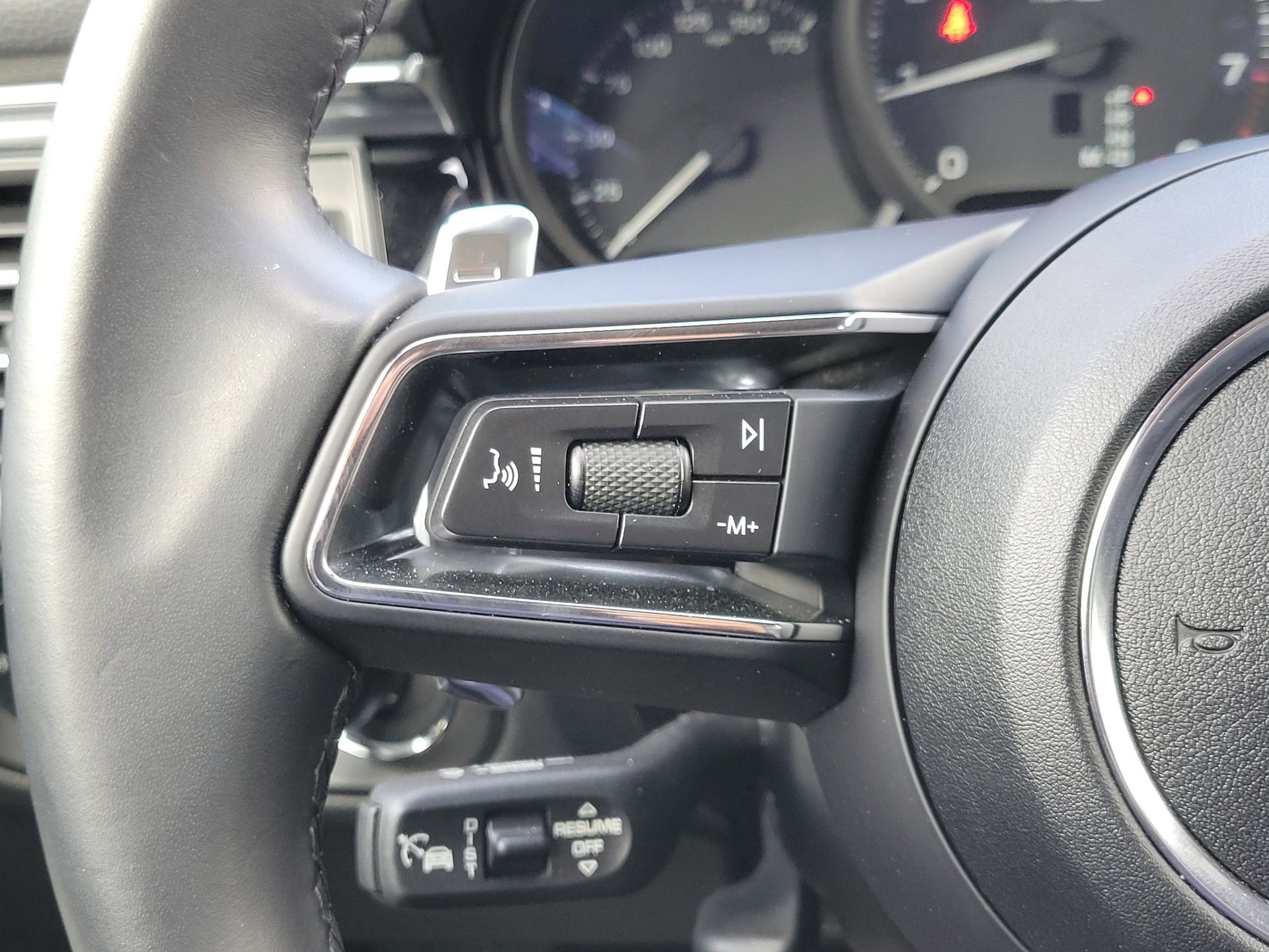 Certified 2025 Porsche Macan image 13