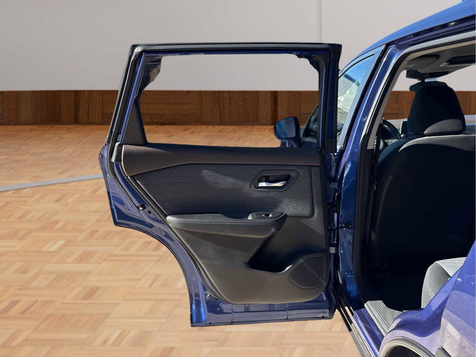 Used 2023 Nissan Rogue SV image 30