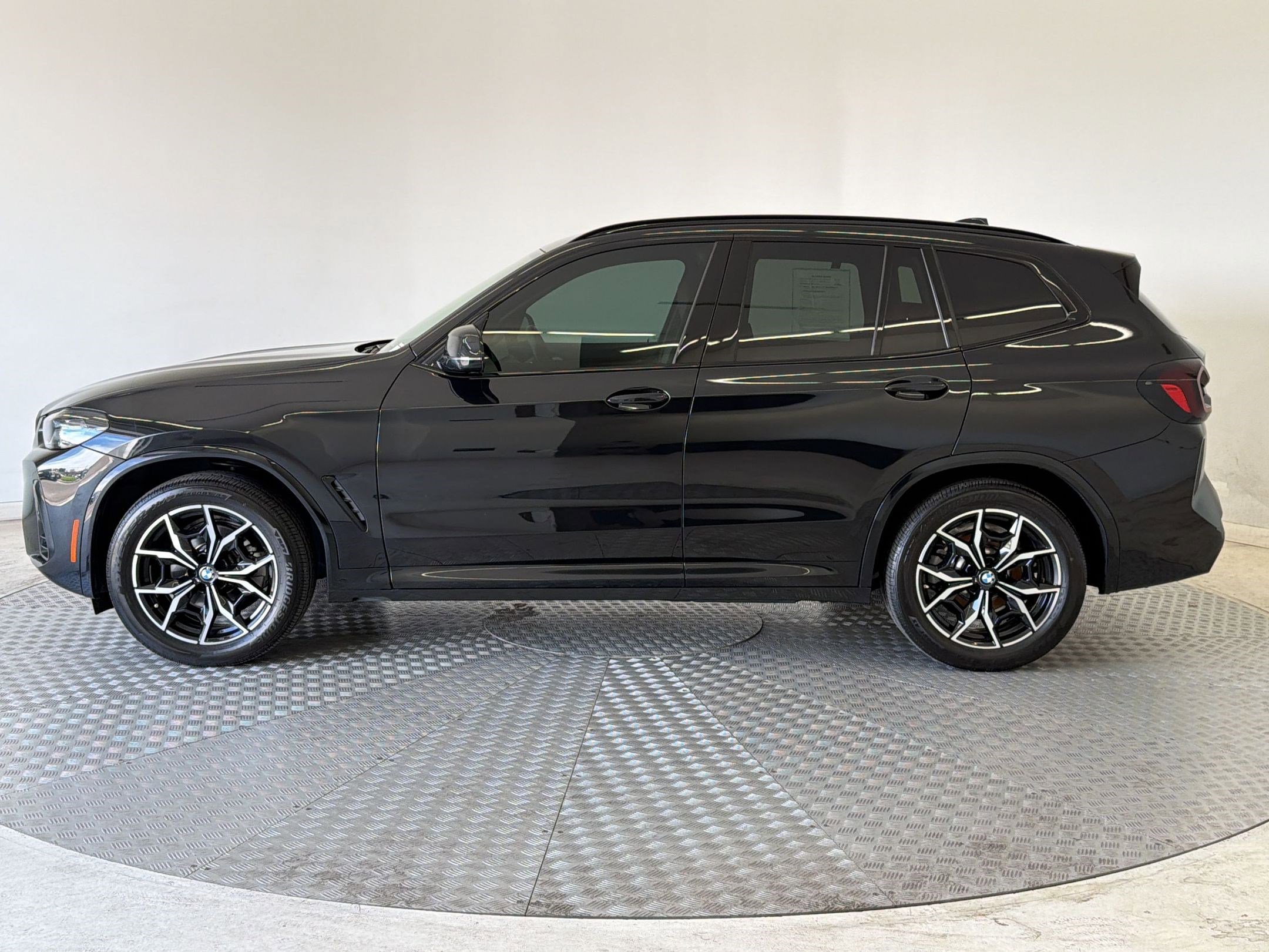 Used 2024 BMW X3 xDrive30i w/ Premium Package AWD/4WD image 2