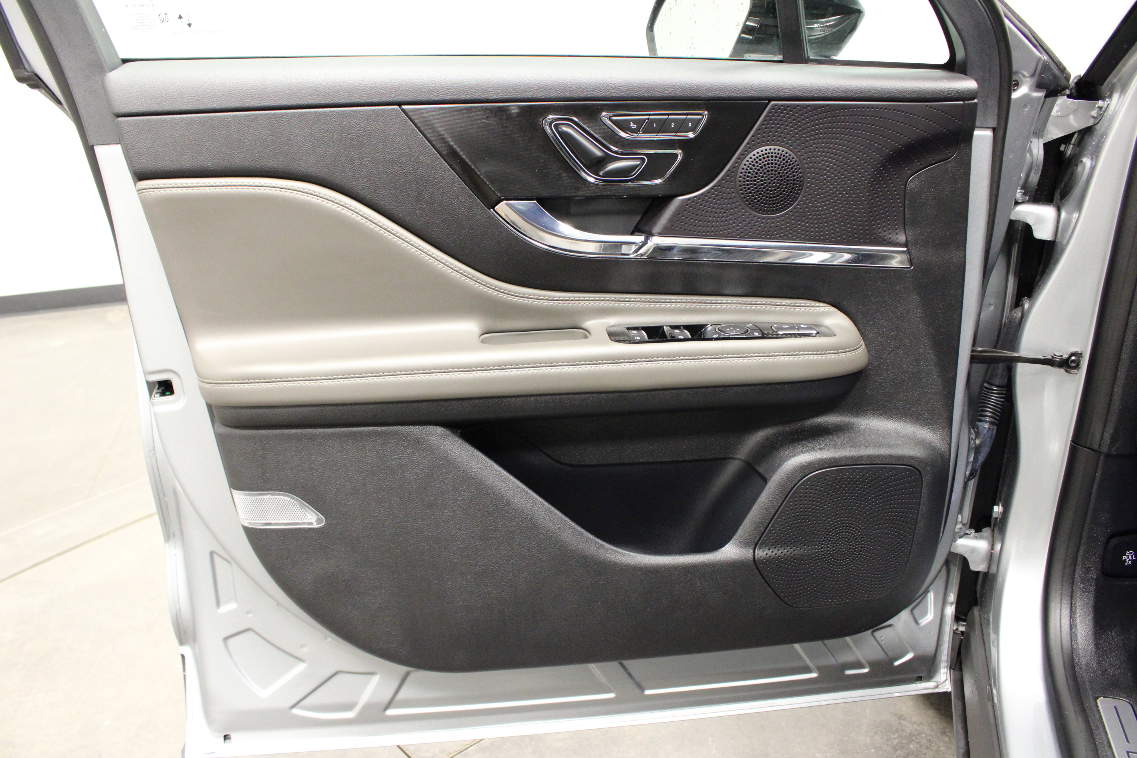 Used 2023 Lincoln Corsair Reserve image 18