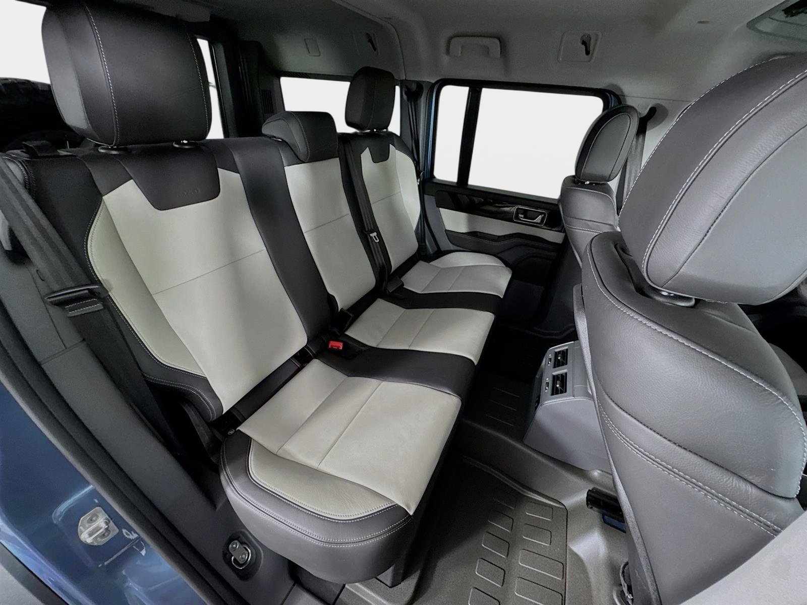 Used 2025 INEOS Grenadier Fieldmaster Edition image 26