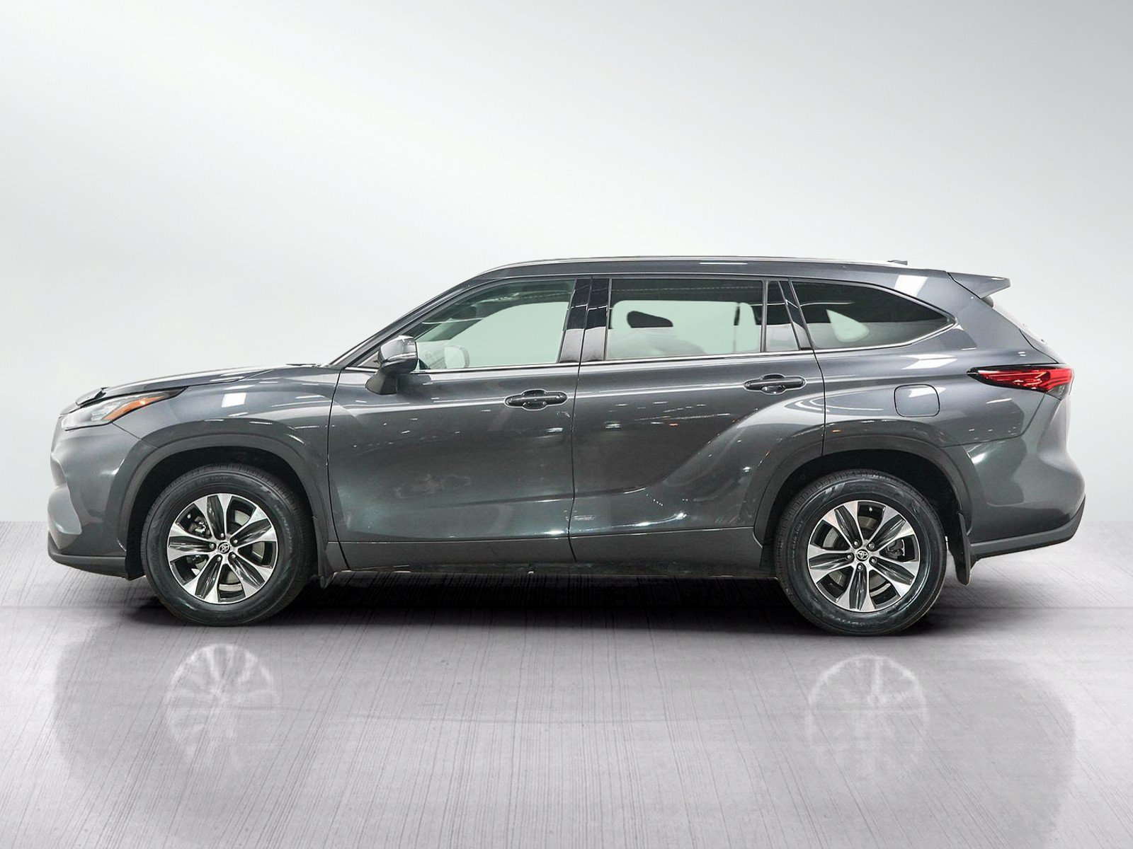 Used 2020 Toyota Highlander XLE AWD/4WD image 2