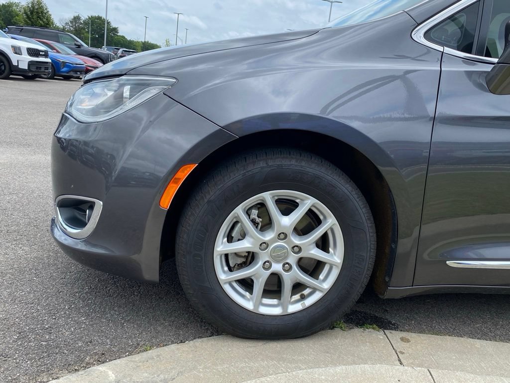Used 2020 Chrysler Pacifica Touring-L FWD image 37
