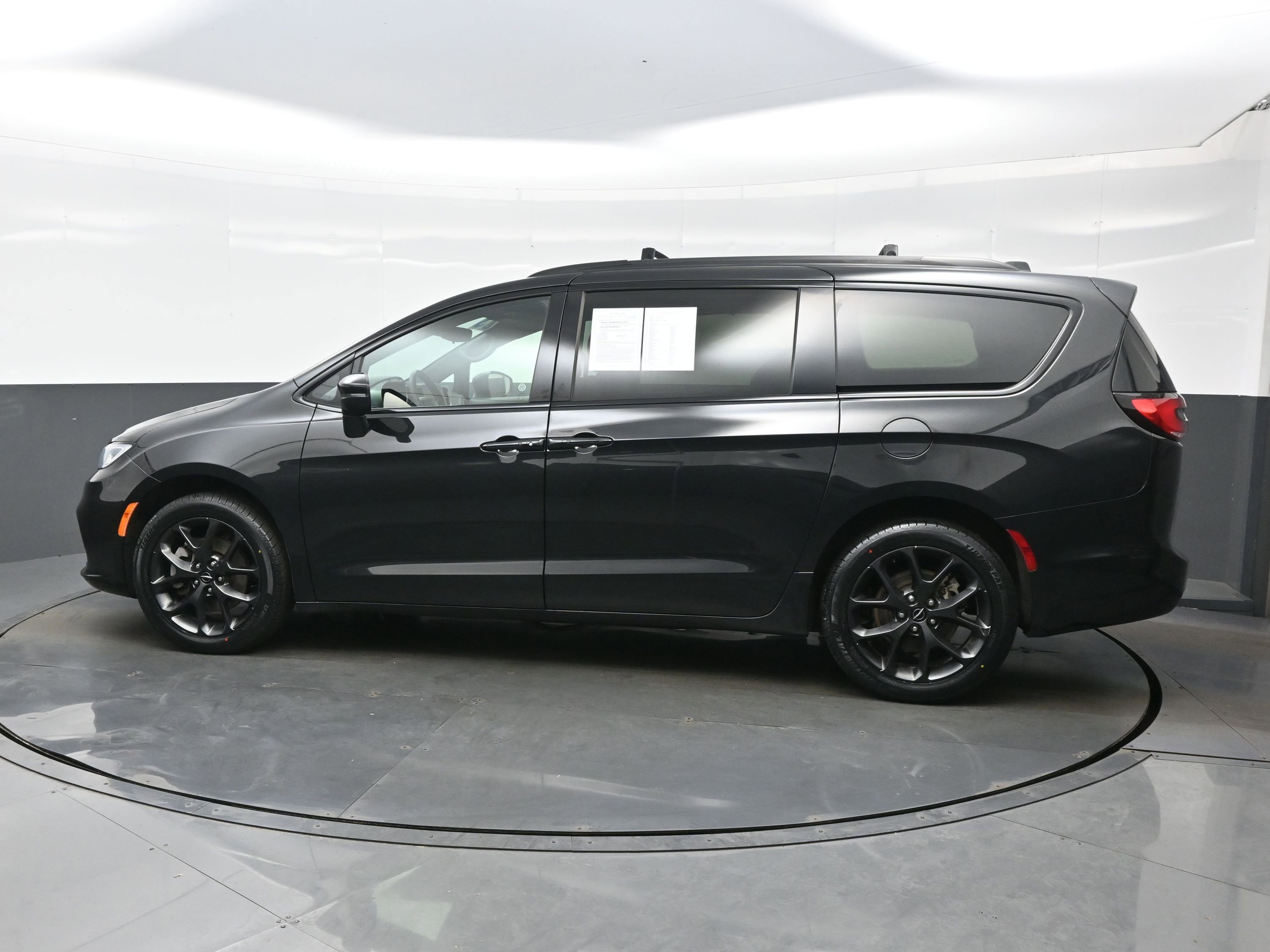 Used 2023 Chrysler Pacifica Touring-L w/ S Appearance Package image 3