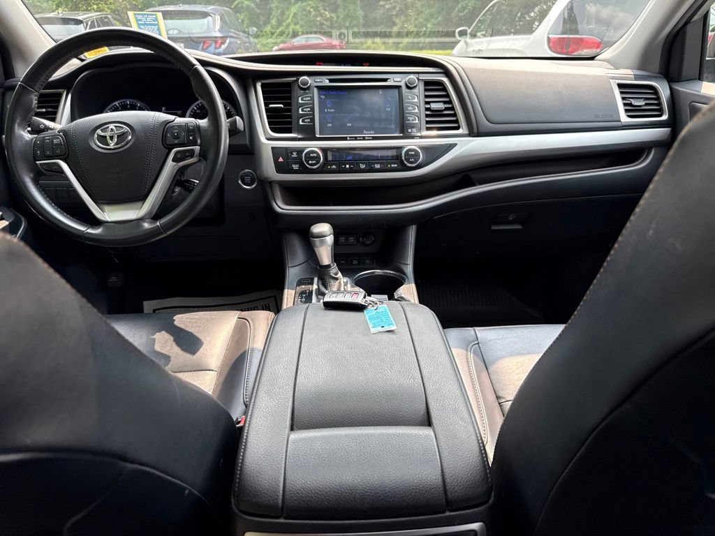 Used 2019 Toyota Highlander XLE AWD/4WD image 17