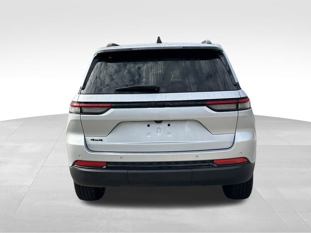 Used 2025 Jeep Grand Cherokee Altitude AWD/4WD image 9