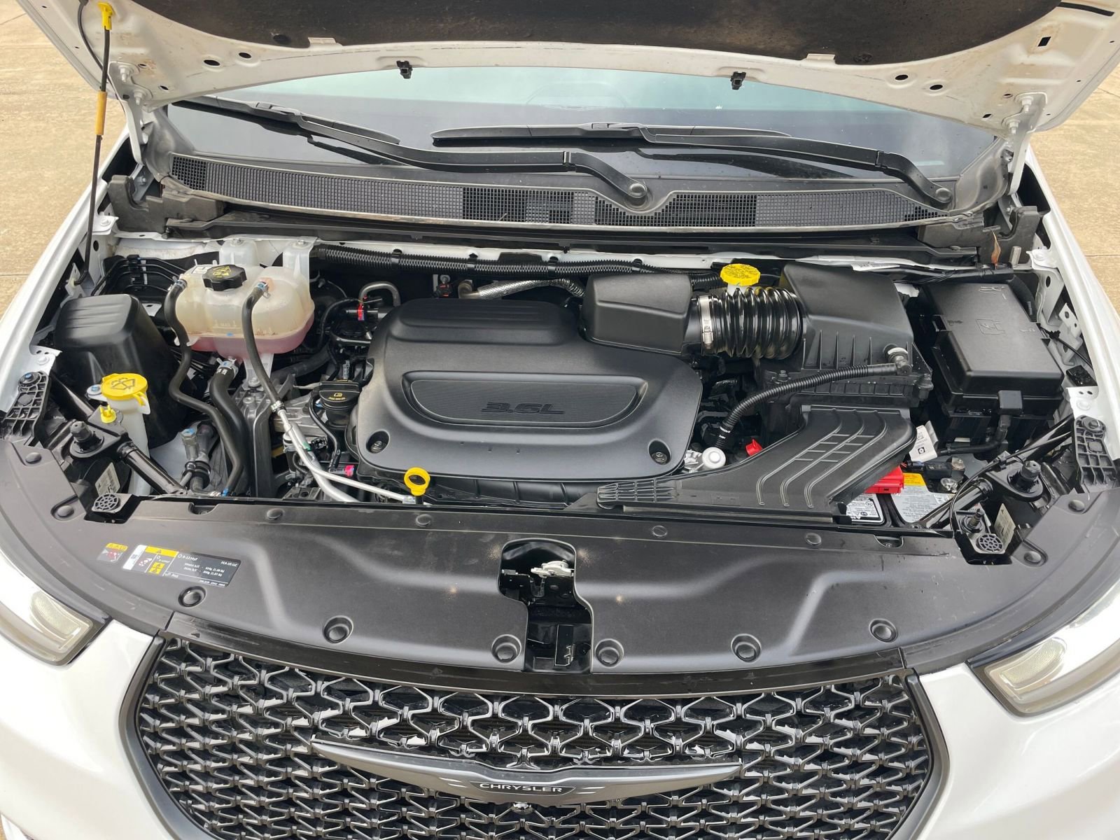 Used 2025 Chrysler Pacifica Limited image 39