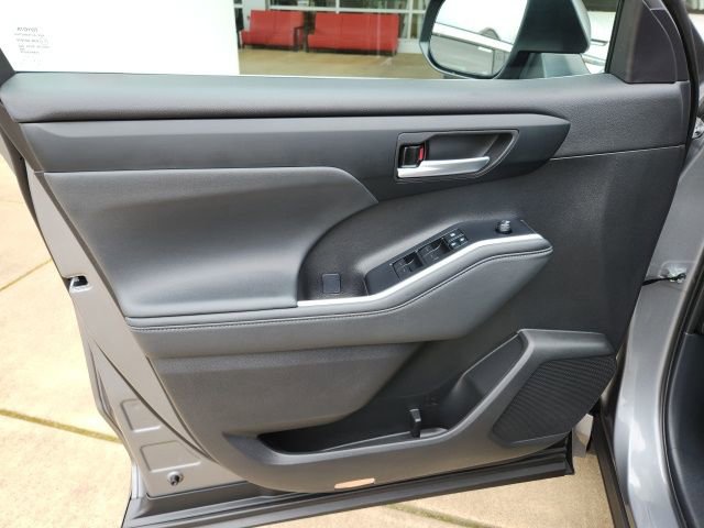 Certified 2025 Toyota Highlander XLE image 13