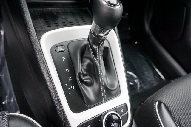 Used 2025 Hyundai Venue Limited image 17