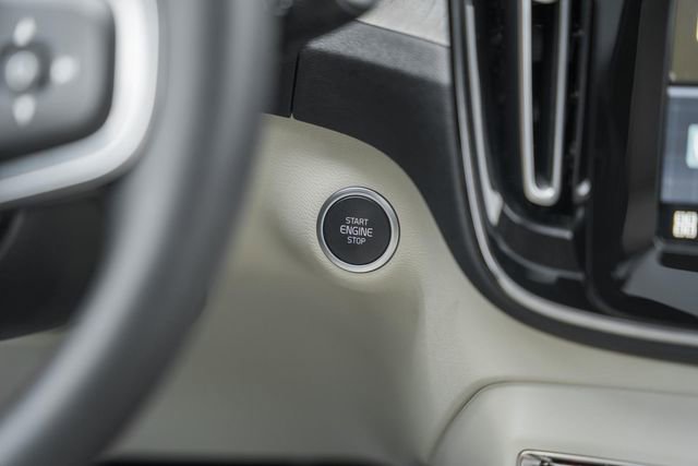 Certified 2024 Volvo XC40 B5 Ultimate w/ Protection Package Premier image 25