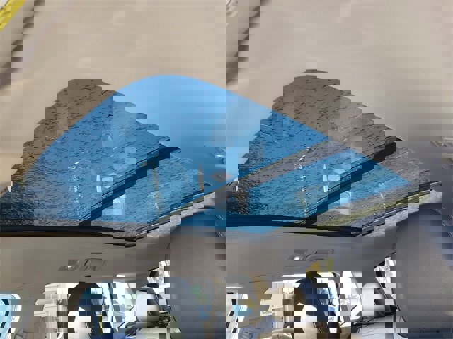 Certified 2025 Volkswagen Taos SE w/ Panoramic Sunroof Package image 29