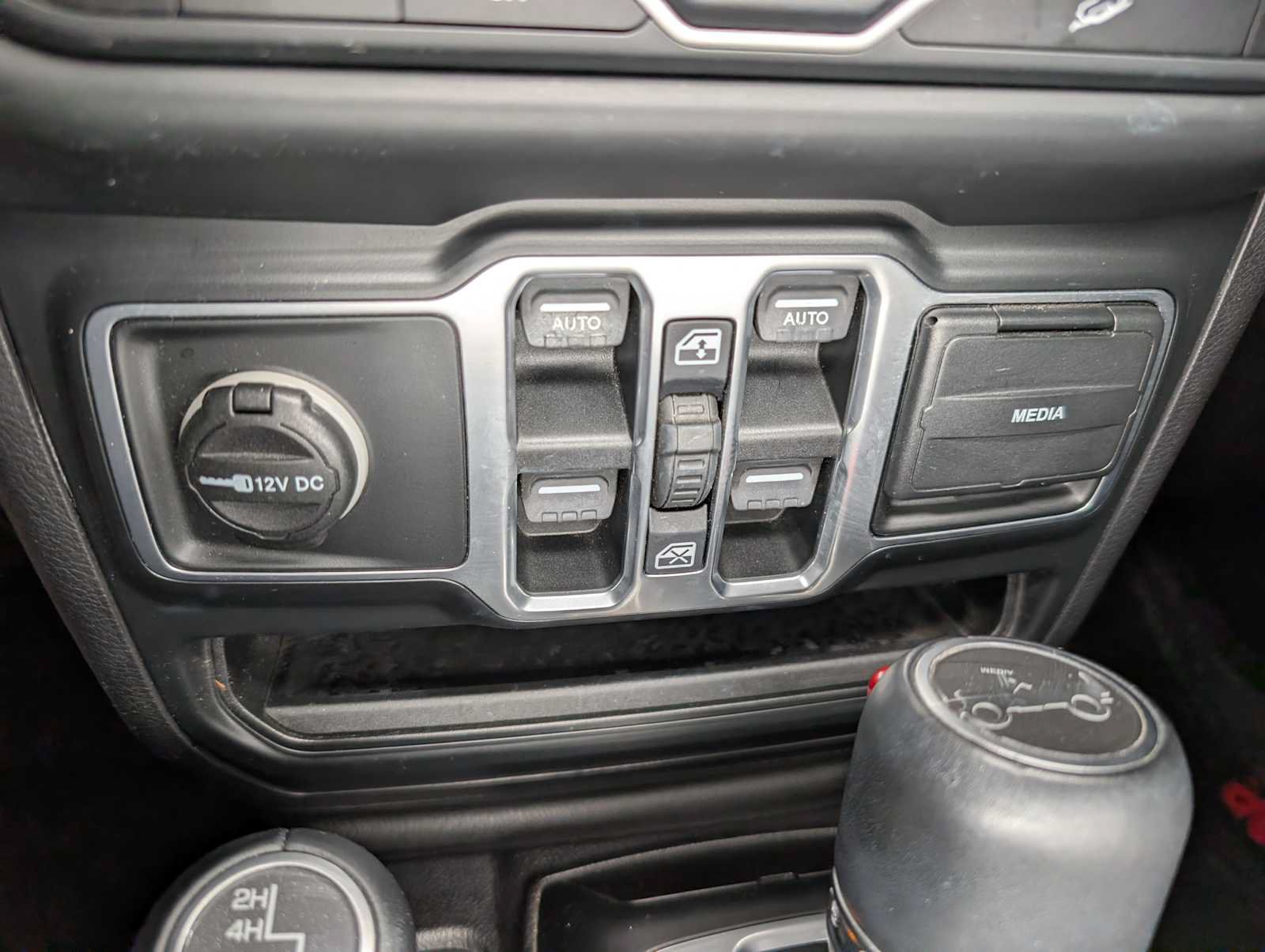 Used 2018 Jeep Wrangler Unlimited Sahara AWD/4WD image 27