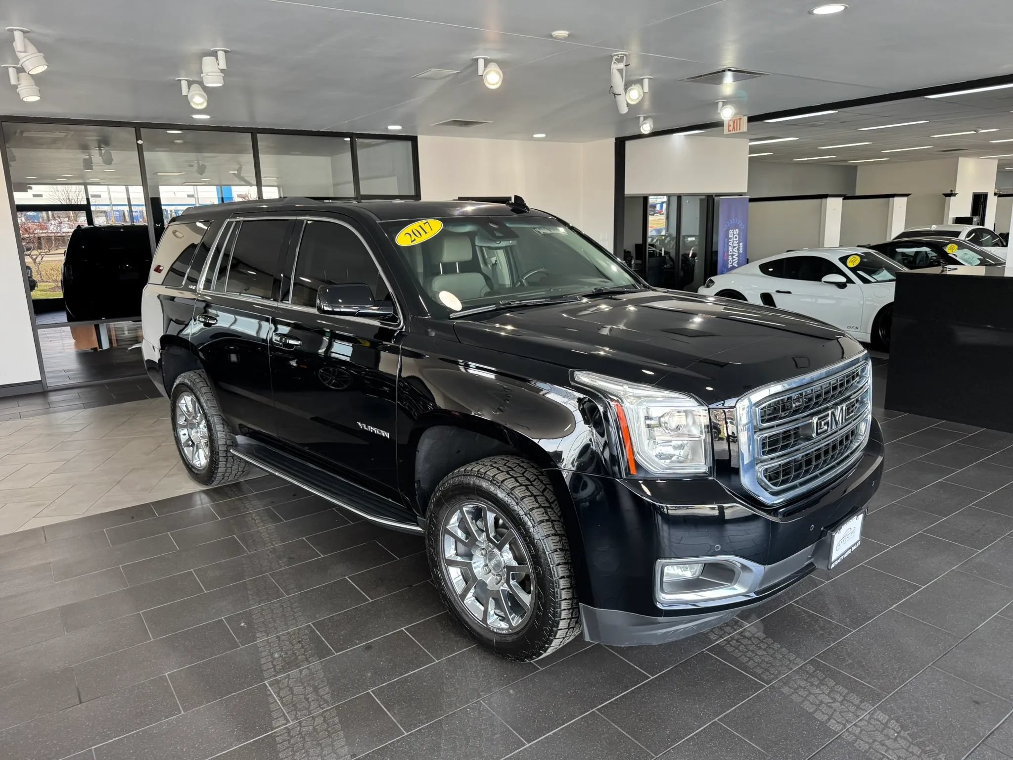 Used 2017 GMC Yukon SLT AWD/4WD image 2