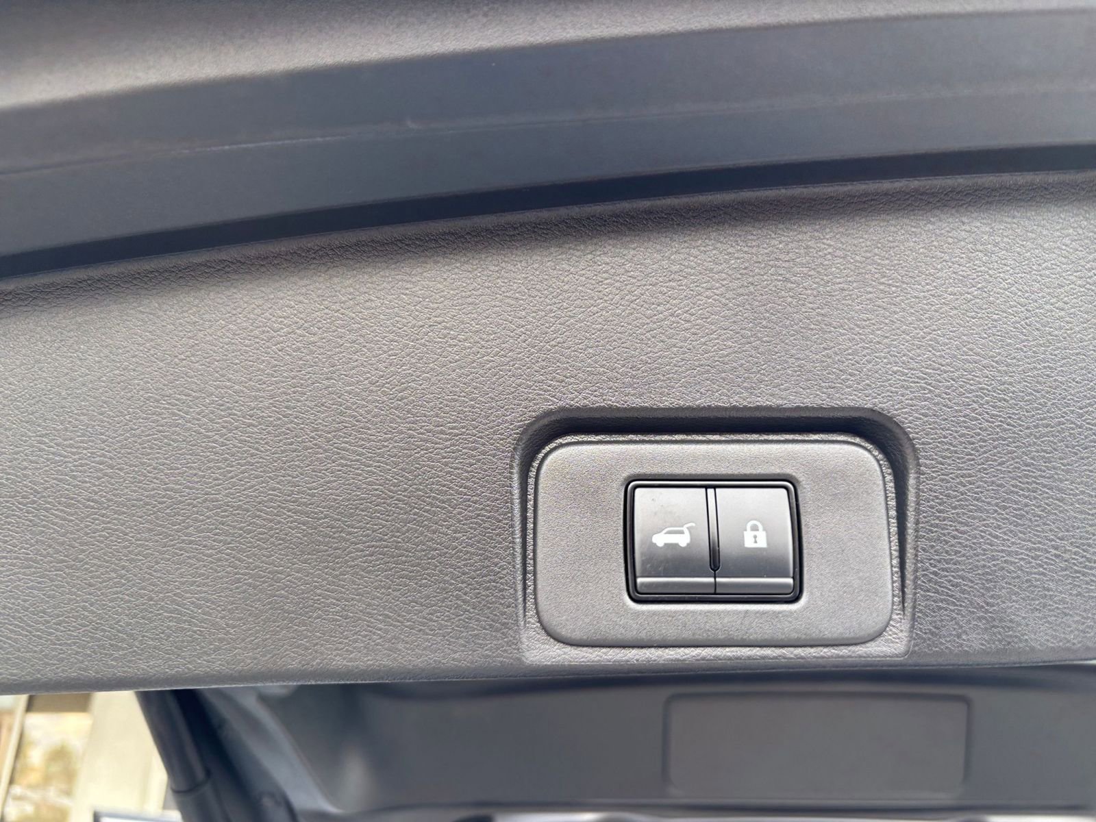 Used 2025 Nissan Rogue SV AWD/4WD image 23