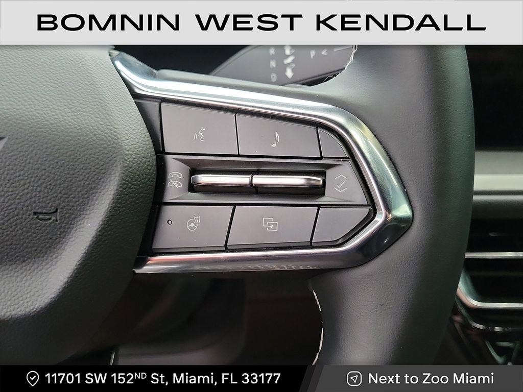 Used 2025 Chevrolet Traverse LT image 12