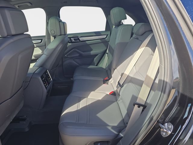 Used 2023 Porsche Cayenne Platinum Edition image 17