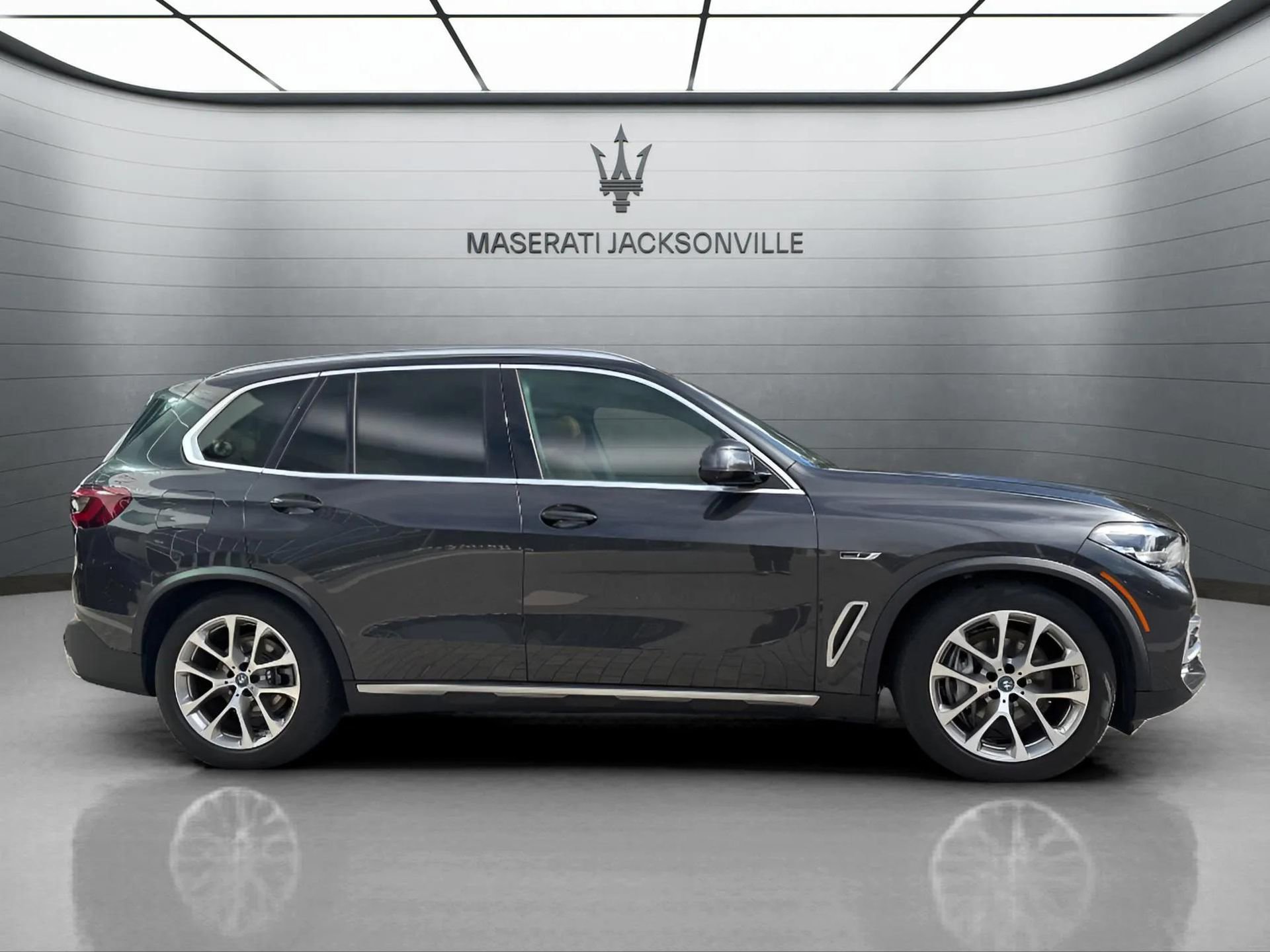 Used 2023 BMW X5 xDrive45e w/ Parking Assistance Package image 5