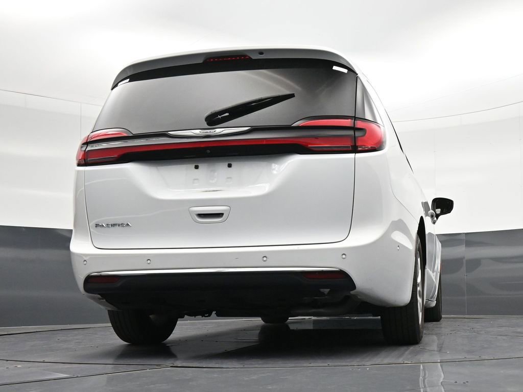 Used 2023 Chrysler Pacifica Touring-L FWD image 31