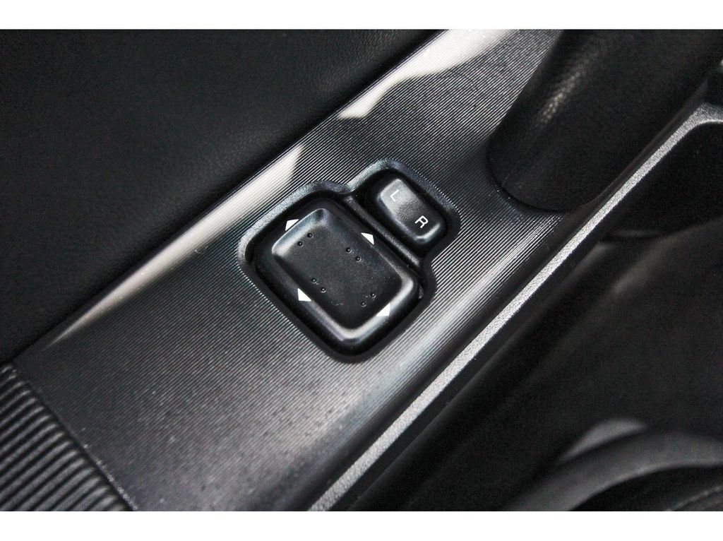 Used 2006 MAZDA MX-5 Miata RWD image 17