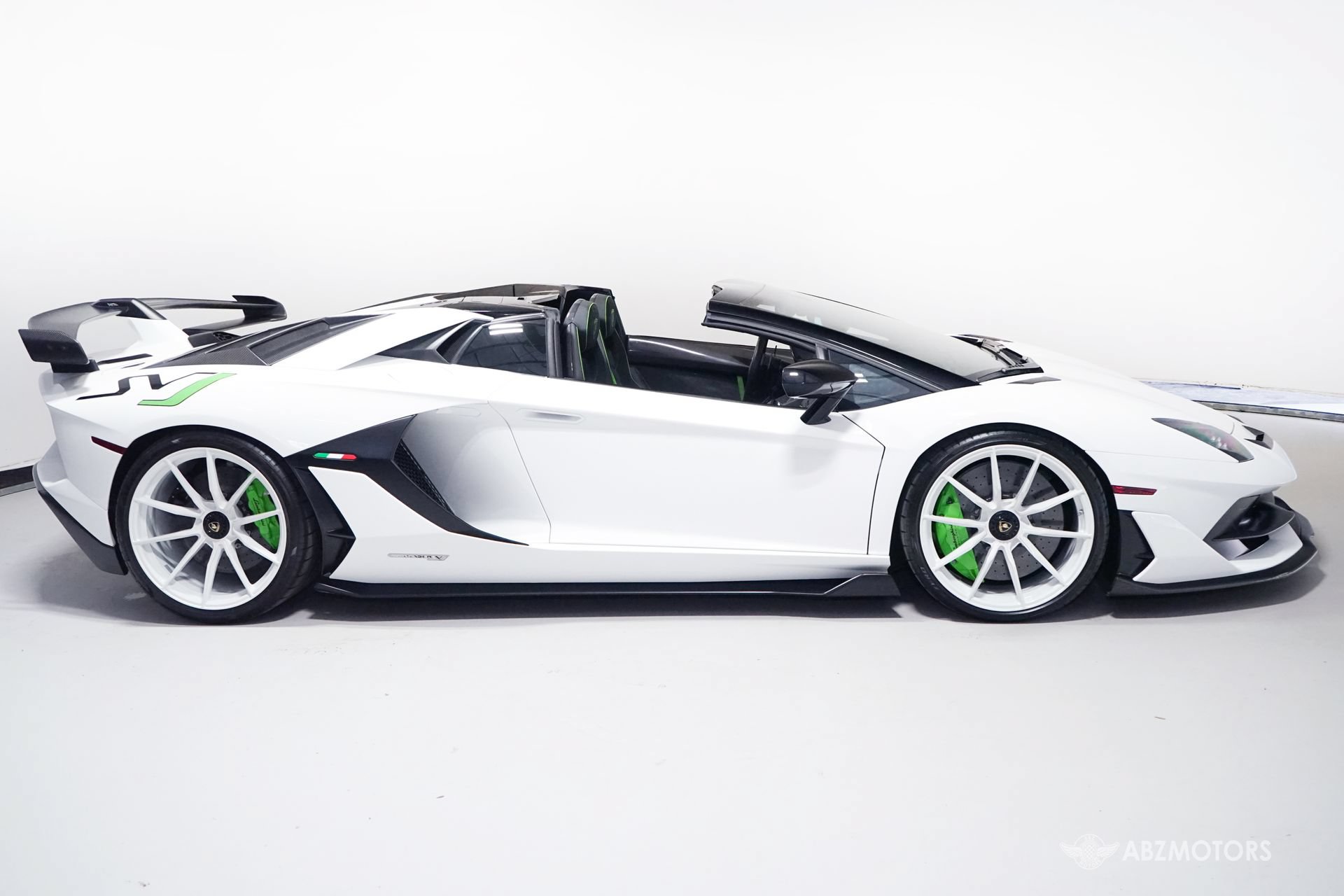 Used 2021 Lamborghini Aventador SVJ AWD/4WD image 4