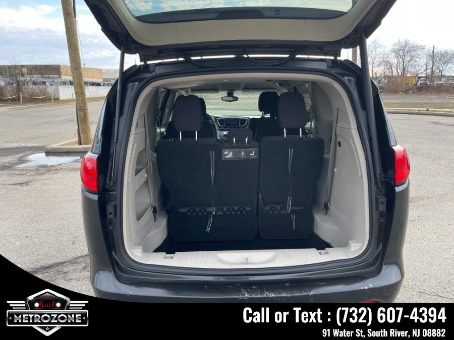 Used 2017 Chrysler Pacifica Touring image 11