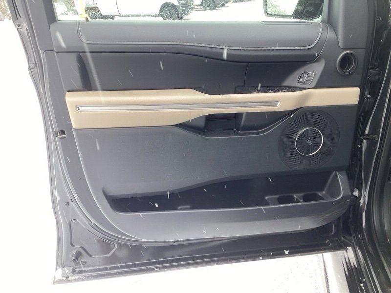 Used 2022 Ford Expedition Limited image 15