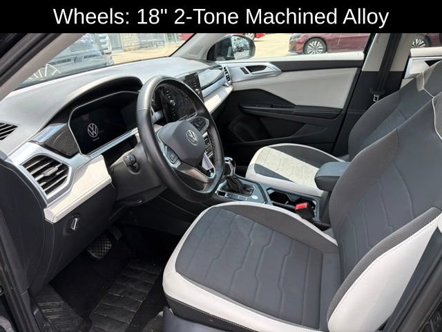 Used 2025 Volkswagen Taos SE FWD image 14