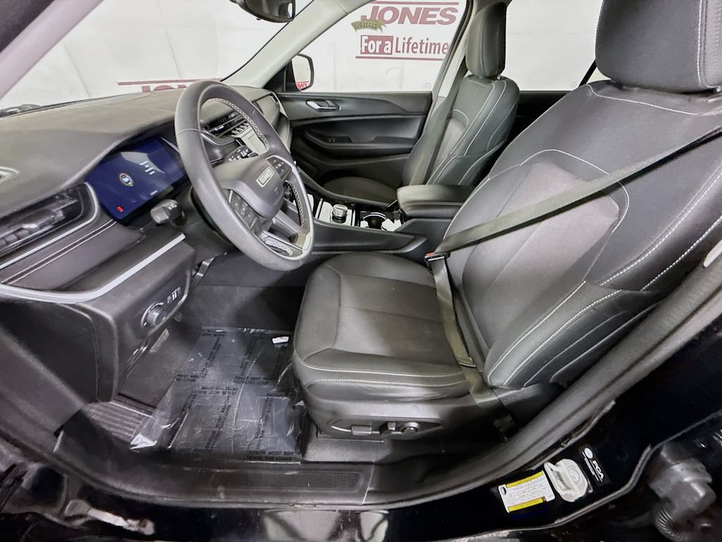 Used 2023 Jeep Grand Cherokee Laredo AWD/4WD image 24