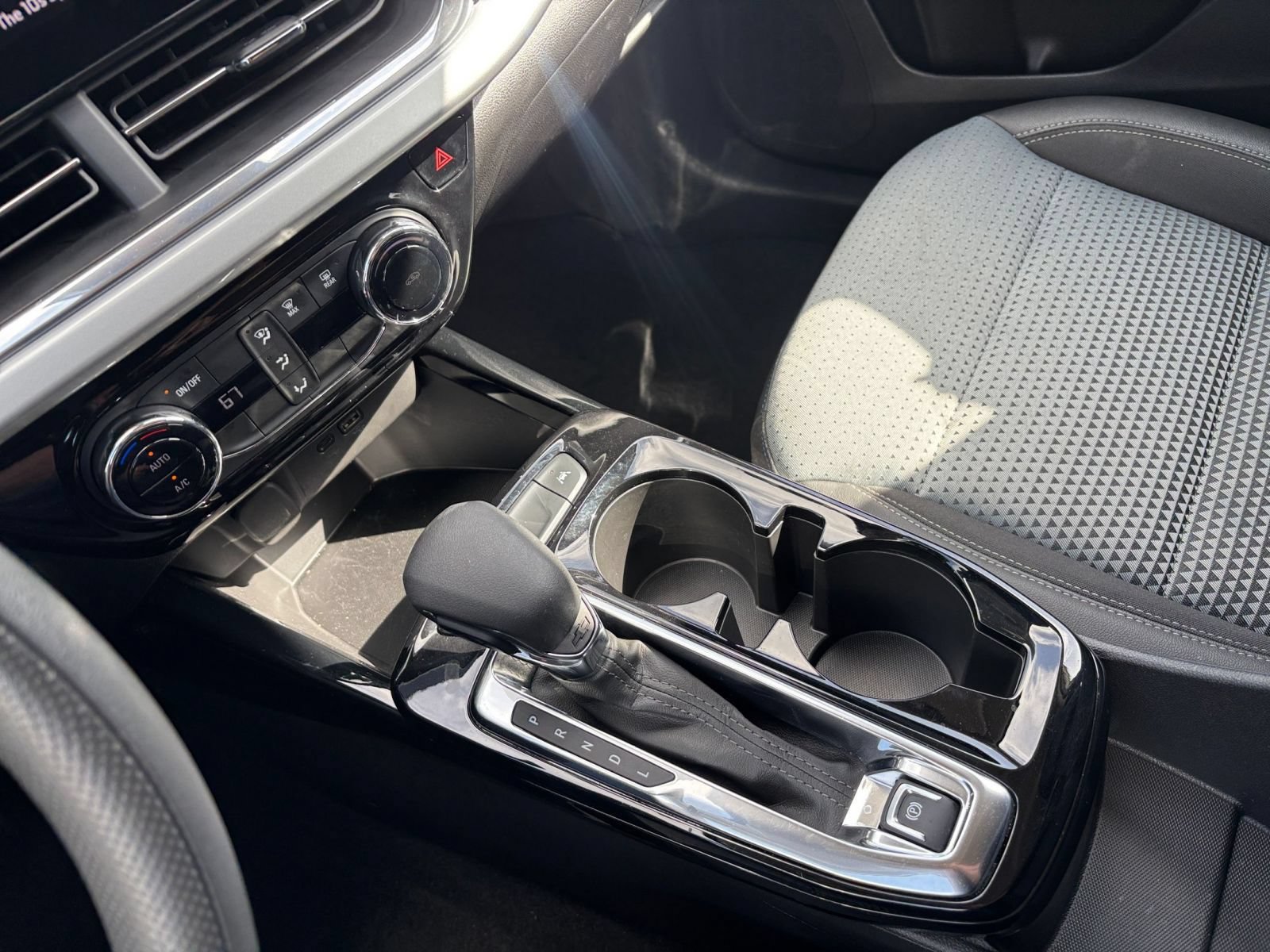 Used 2025 Chevrolet Trax LT FWD image 40