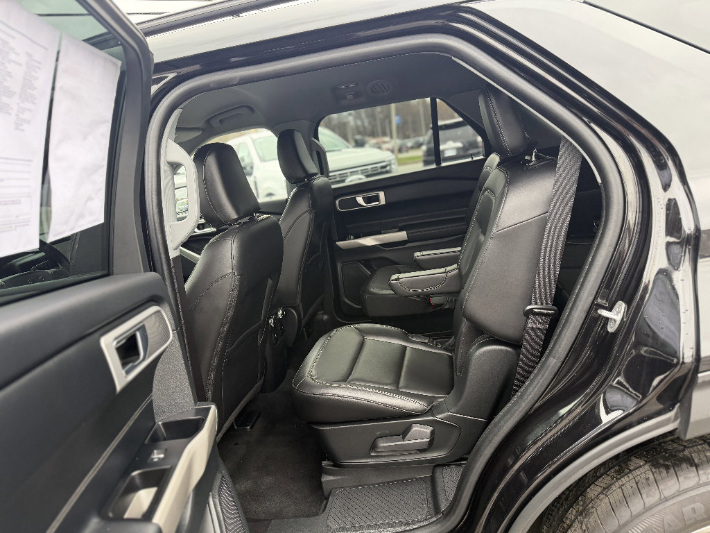 Used 2022 Ford Explorer XLT w/ Equipment Group 202A image 10
