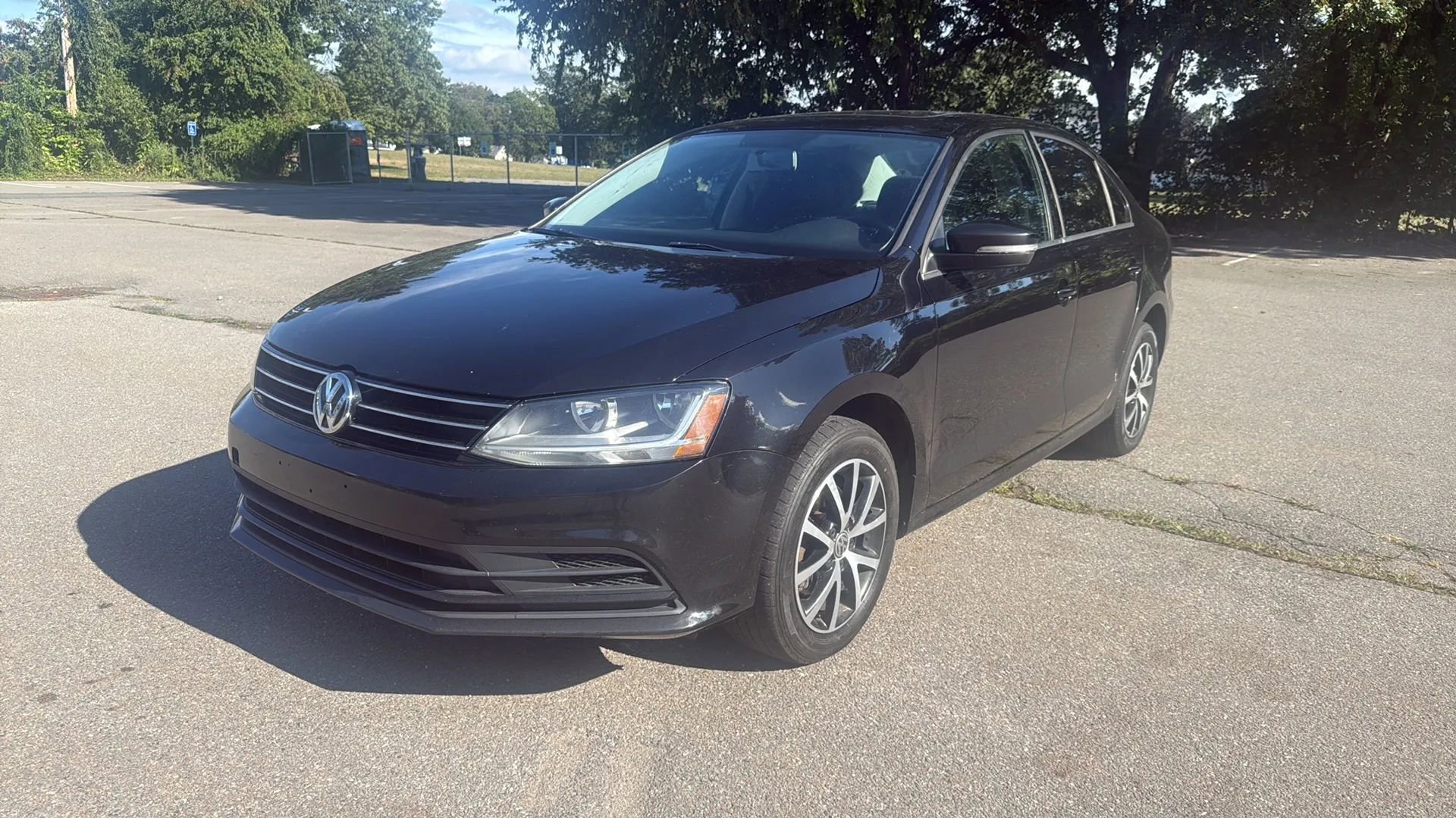 Used 2017 Volkswagen Jetta SE image 3