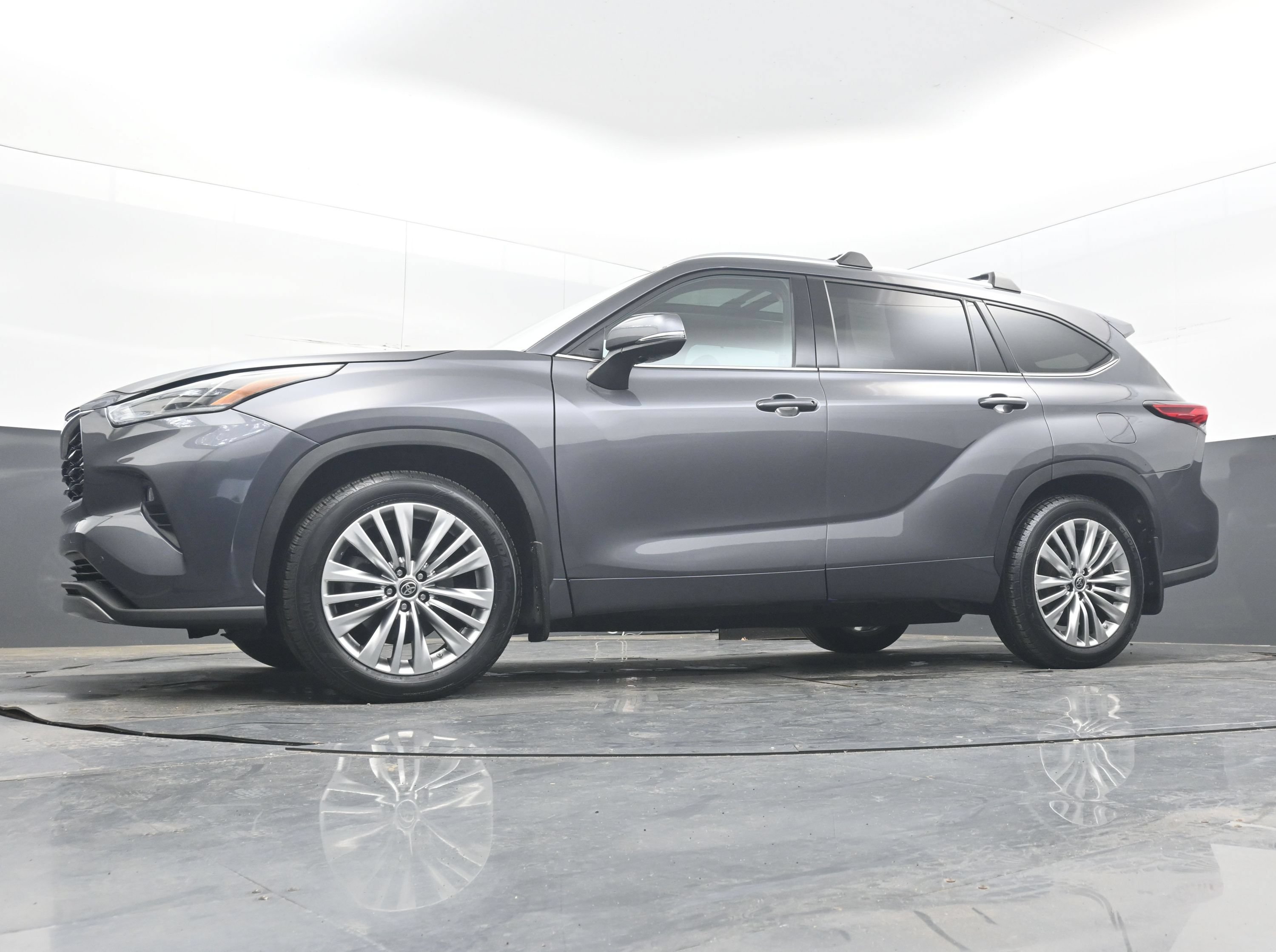 Used 2022 Toyota Highlander Platinum AWD/4WD image 24