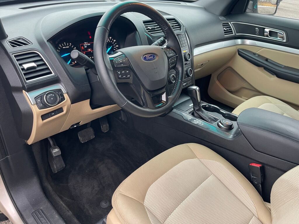 Used 2017 Ford Explorer XLT image 5