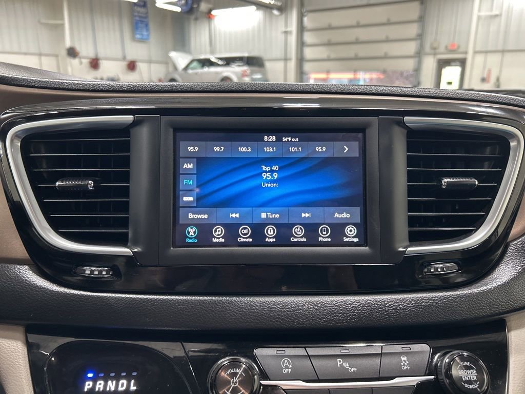 Used 2018 Chrysler Pacifica Touring-L FWD image 20