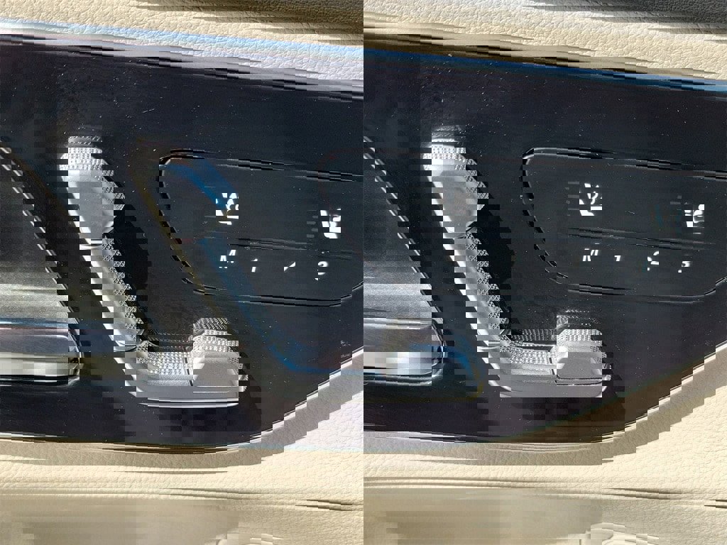 Used 2025 Mercedes-Benz GLC 300 4MATIC image 17