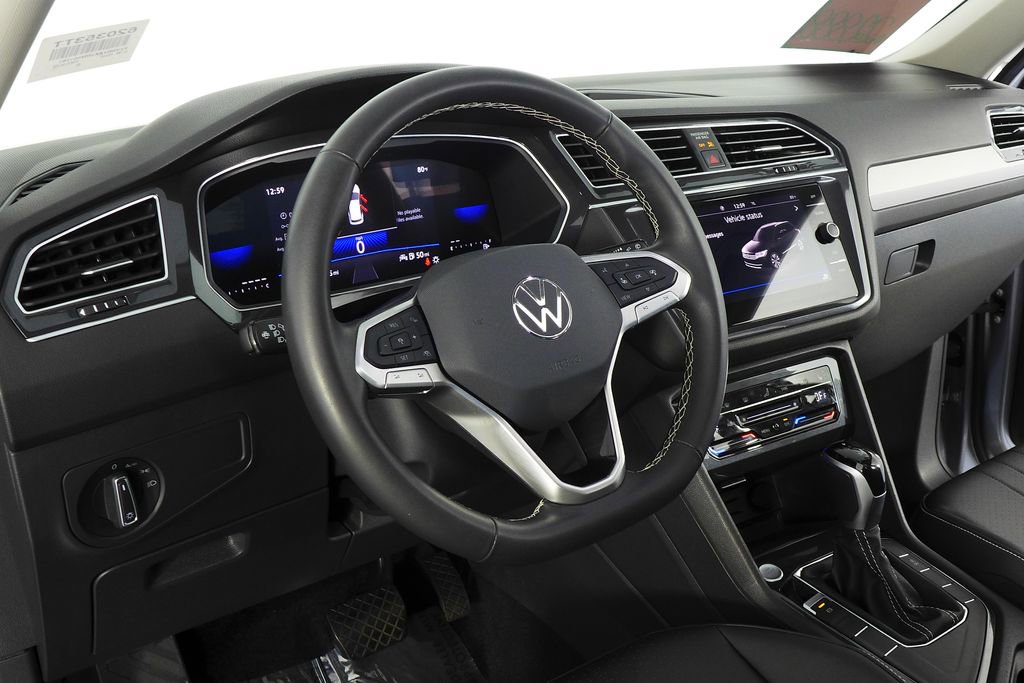 Used 2024 Volkswagen Tiguan SE w/ Panoramic Sunroof Package image 31