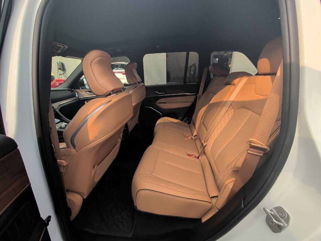 Certified 2024 Jeep Grand Cherokee Summit AWD/4WD image 13