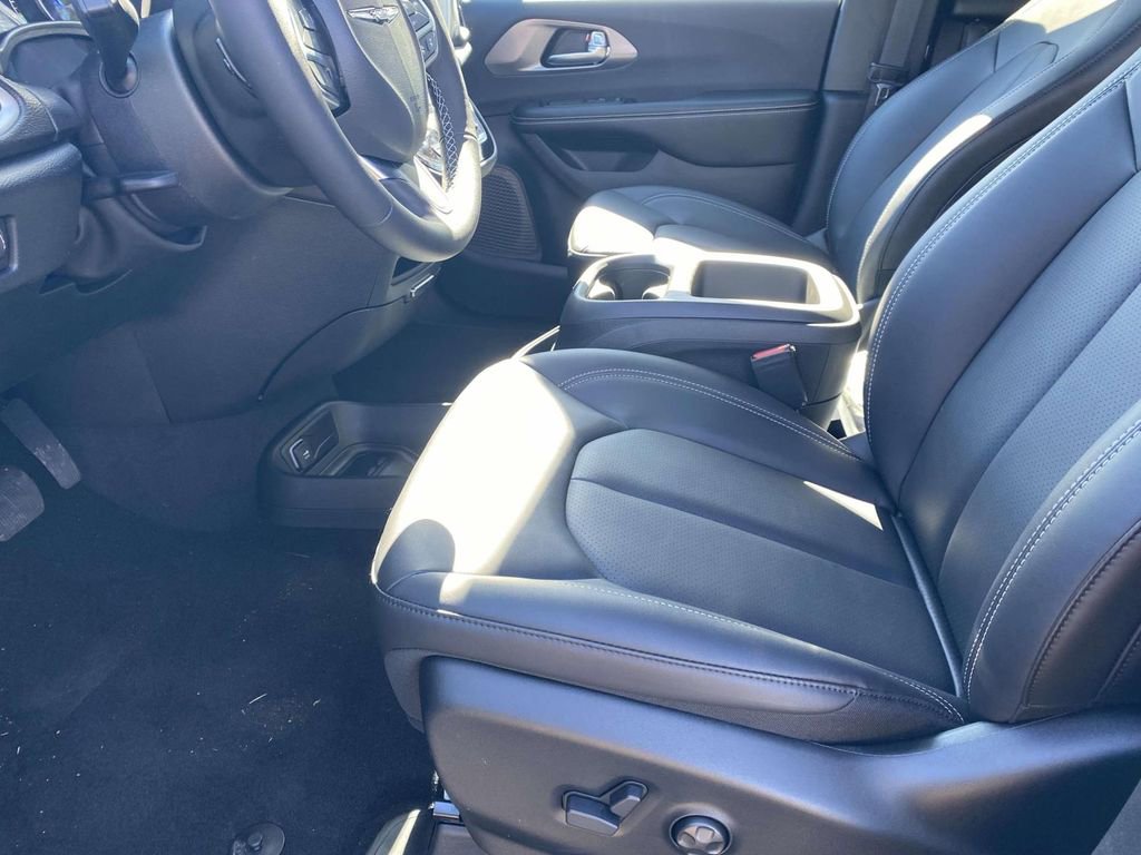 New 2026 Chrysler Pacifica Select image 11