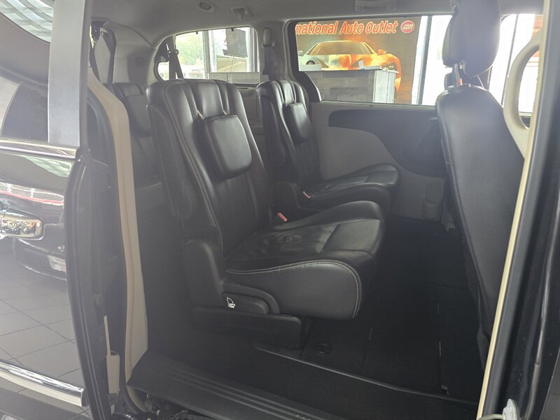 Used 2015 Chrysler Town & Country Touring w/ Driver Convenience Group FWD image 16