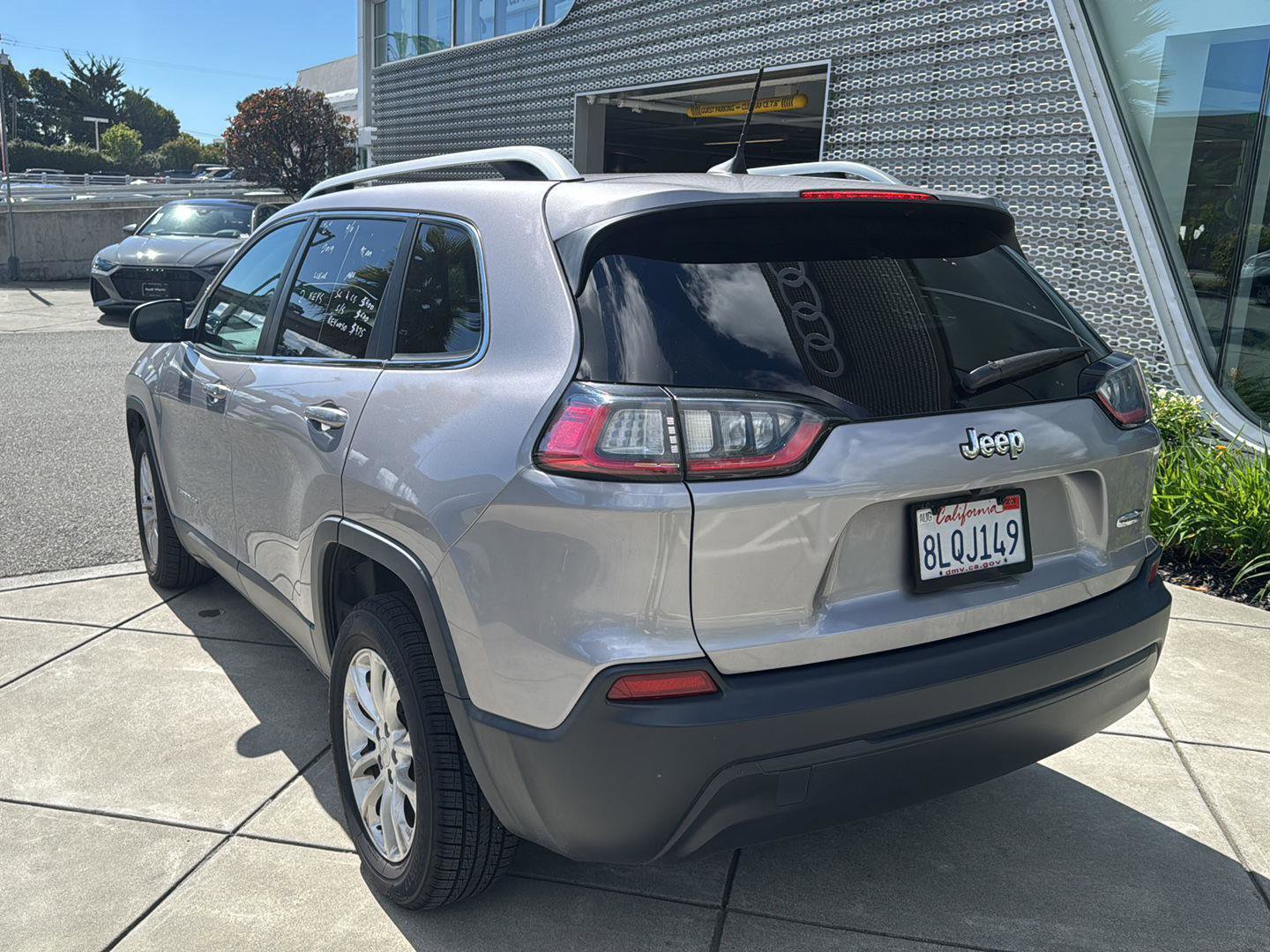Used 2019 Jeep Cherokee Latitude w/ Popular Appearance Group image 8