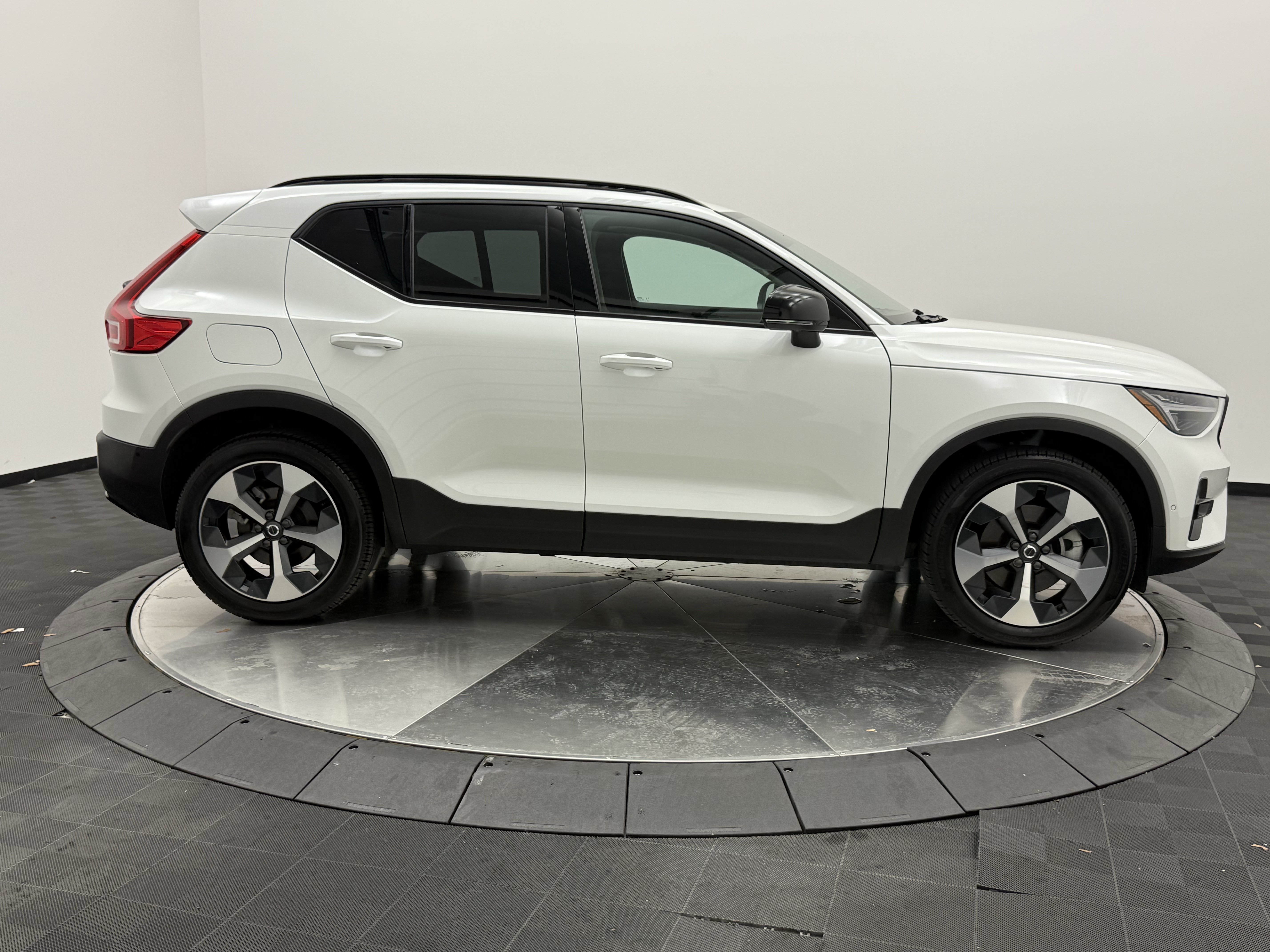 Certified 2026 Volvo XC40 B5 Plus AWD/4WD image 15