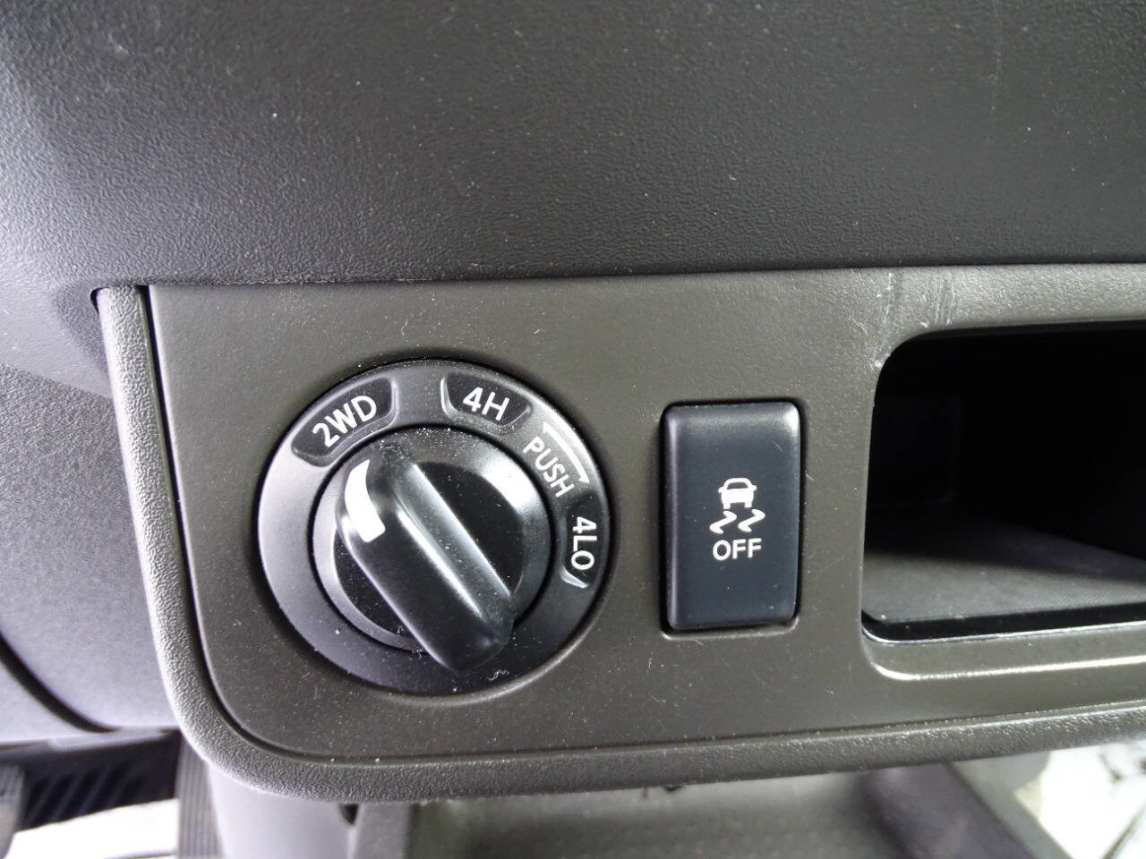 Used 2013 Nissan Frontier SV image 21