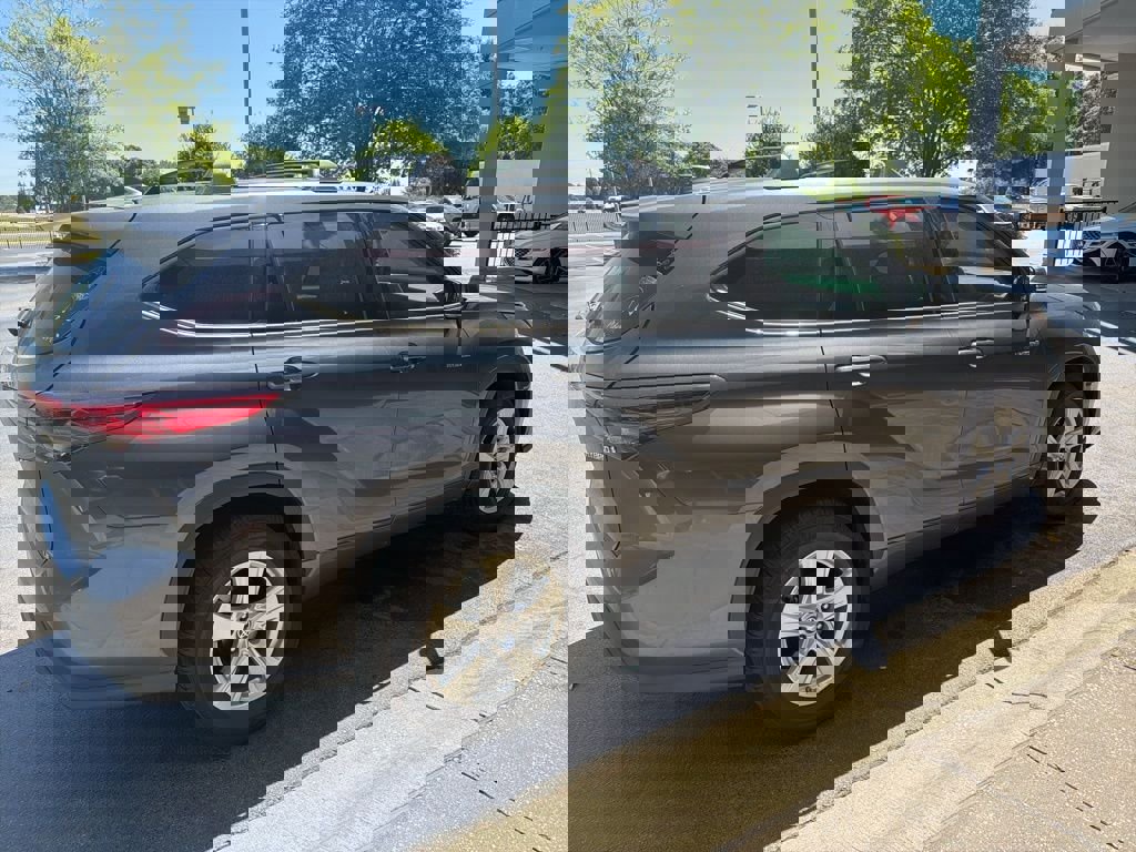 Used 2020 Toyota Highlander LE FWD image 4