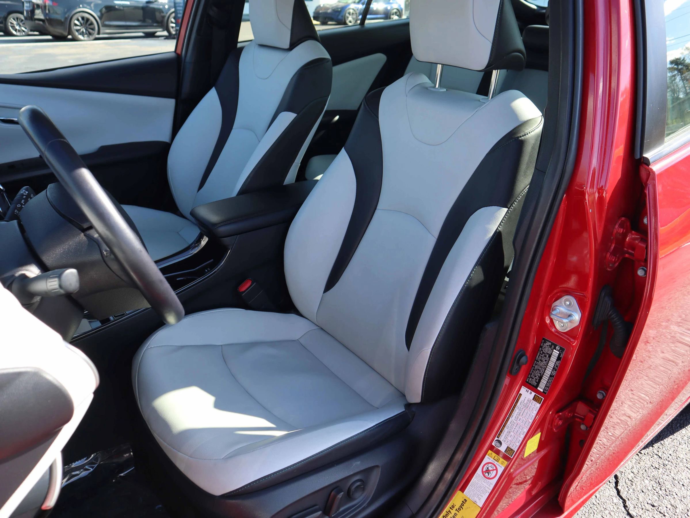 Used 2020 Toyota Prius XLE image 2