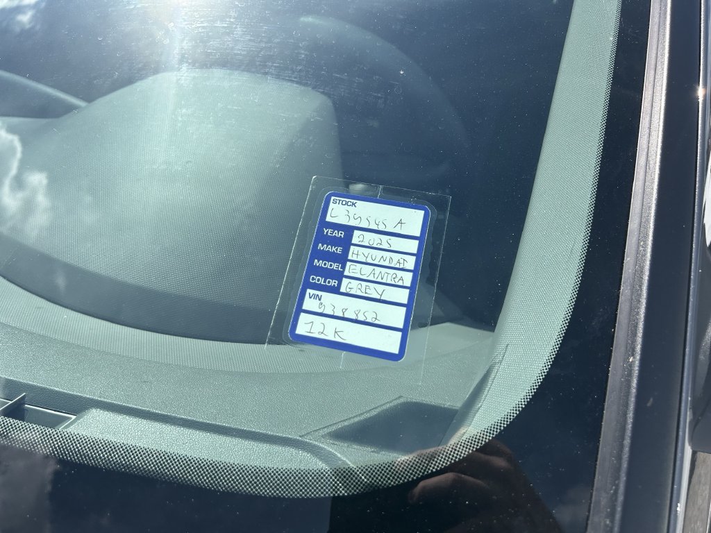 Certified 2025 Hyundai Elantra SE FWD image 11