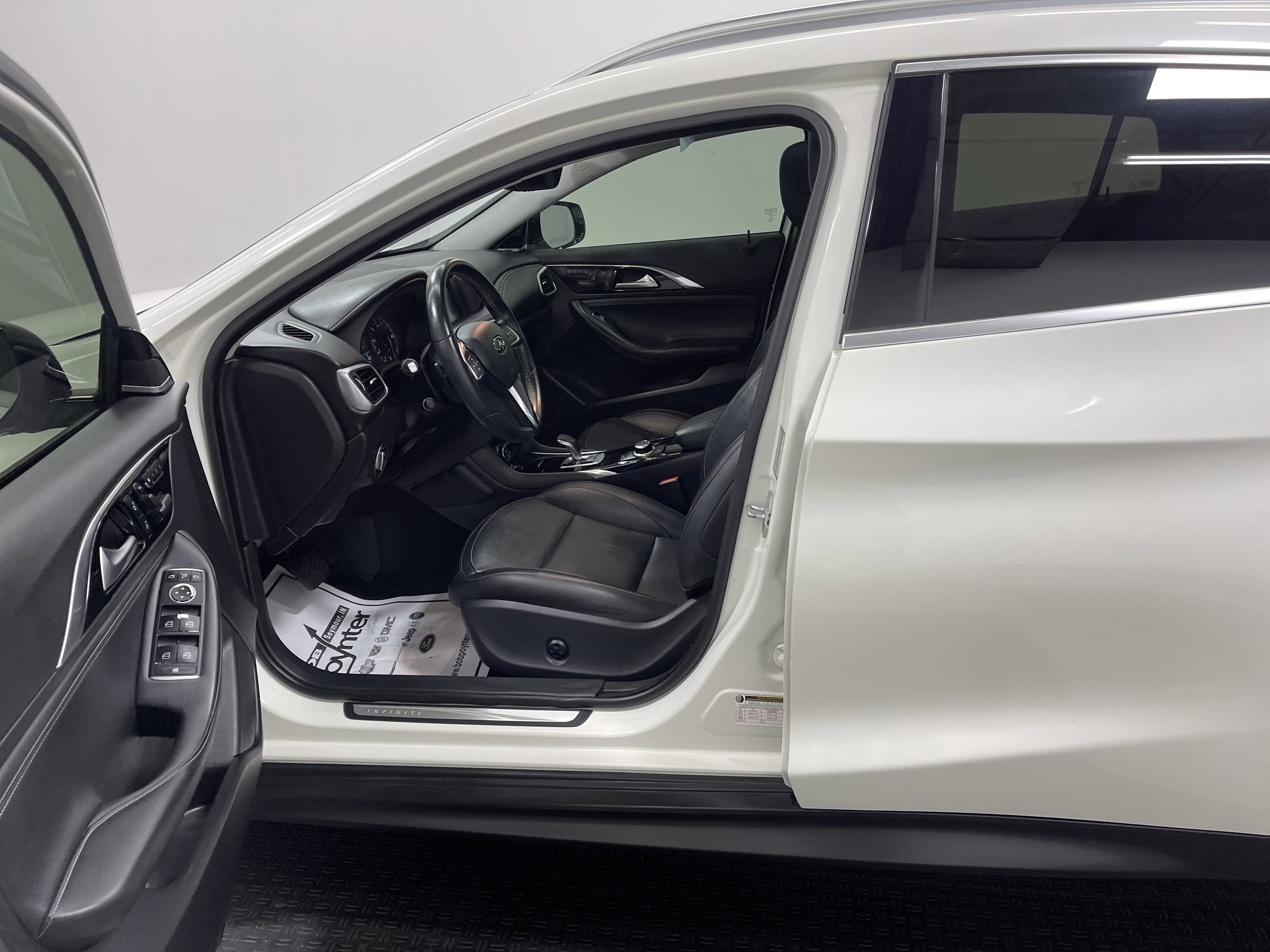 Used 2018 INFINITI QX30 Premium w/ Cargo Package image 9