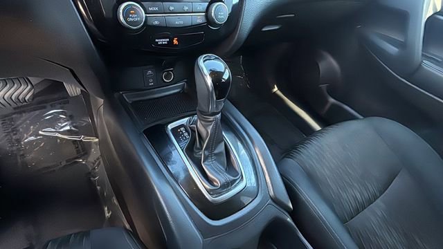 Used 2017 Nissan Rogue SV w/ Sun & Sound Touring Package image 29