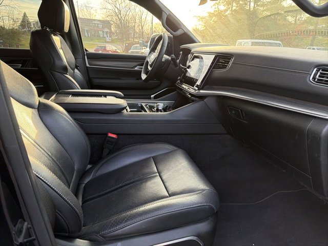 Used 2024 Jeep Wagoneer L Series II w/ Flexible Seating Group image 9