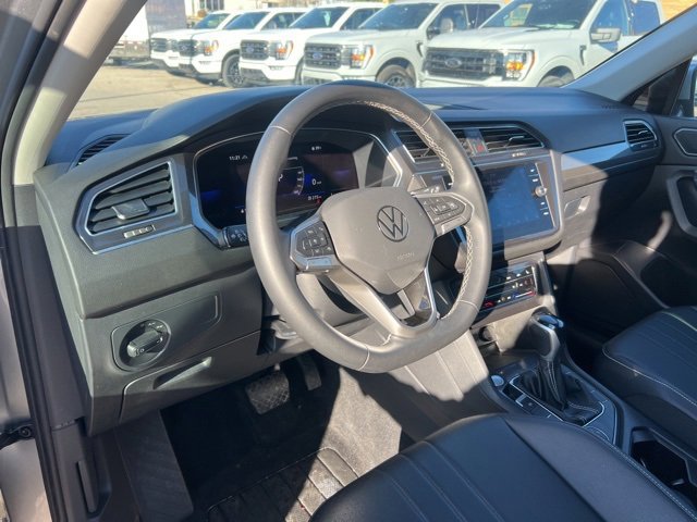 Used 2022 Volkswagen Tiguan SE w/ Panoramic Sunroof Package image 5