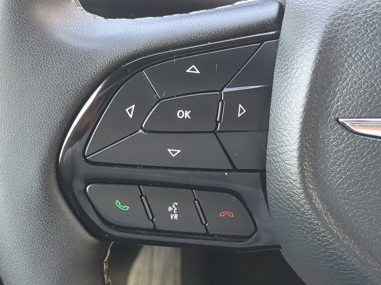 Used 2025 Chrysler Pacifica Limited FWD image 27